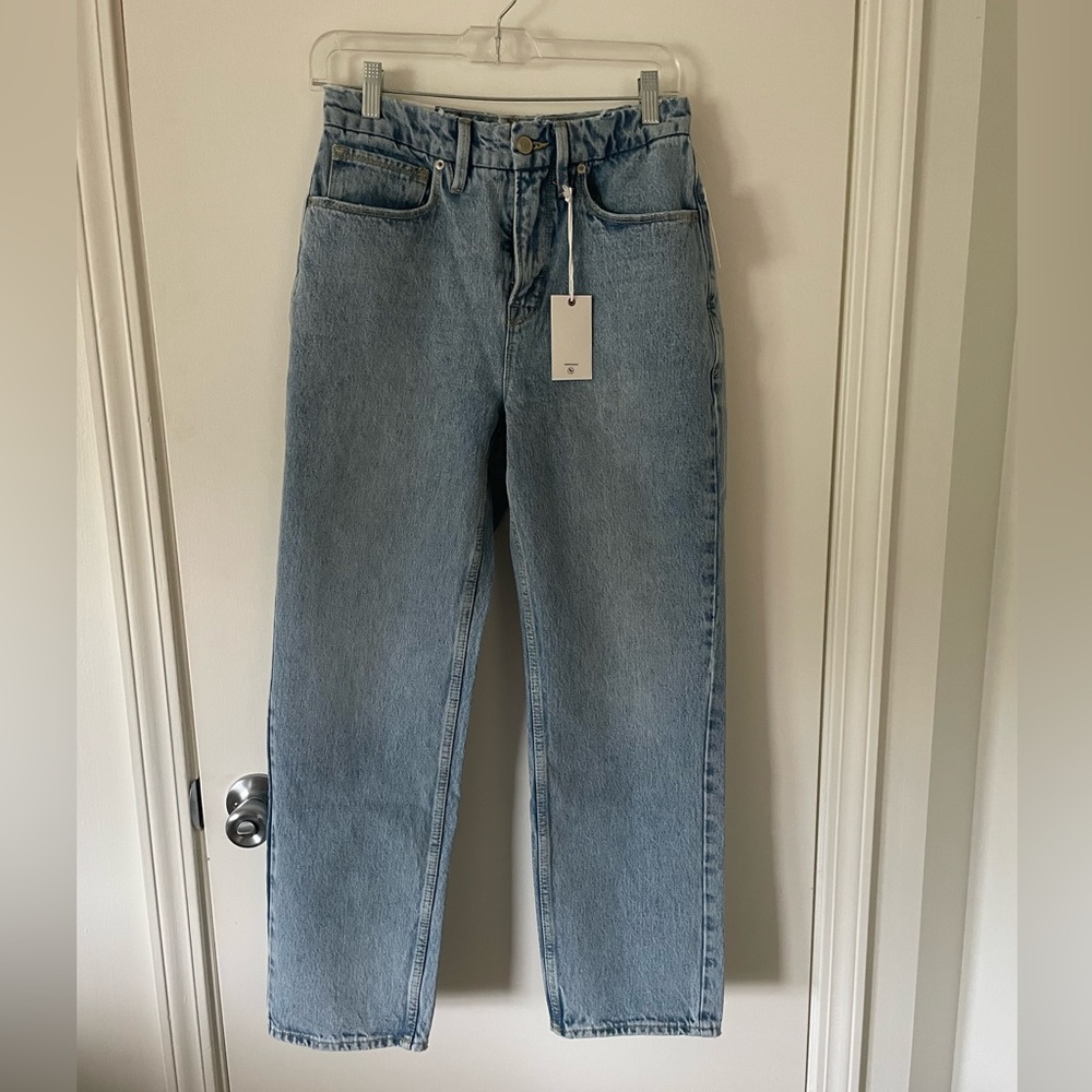 Good American Straight Leg Jeans in Light Blue Wash